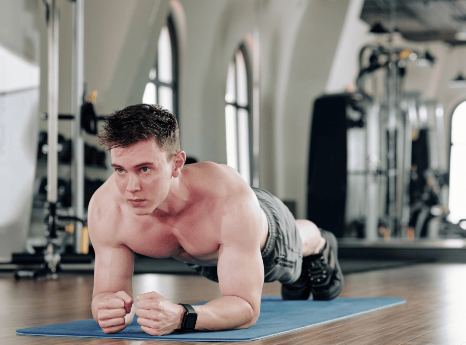 muž v planku na predlaktiach