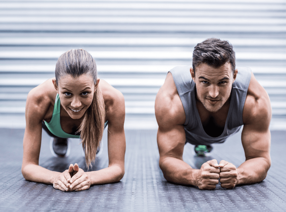 žena a muž cvičia plank na lakťoch spredu