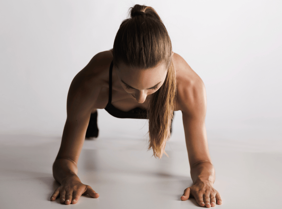 žena v planku na predlaktiach pohľad spredu